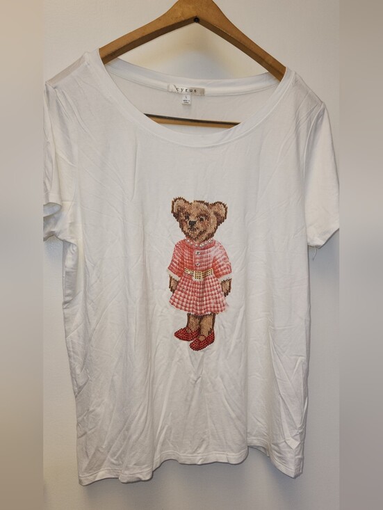 Cyrus Tops - Cute Cyrus White Tee W/ Teddy Bear Wearing Pearls & Rhinestones. L